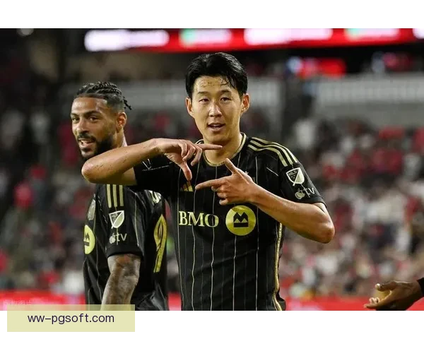 孙兴慜赛前向热刺球迷赠送签名足球感动全场